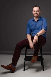 A relaxed men's London headshot photo in a blue shirt and brown shoes