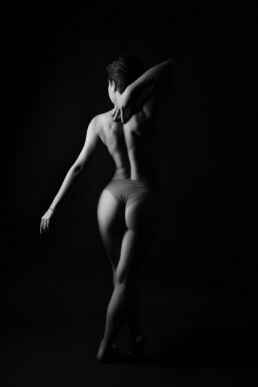 a woman's muscular back from a black and white boudoir photography photoshoot