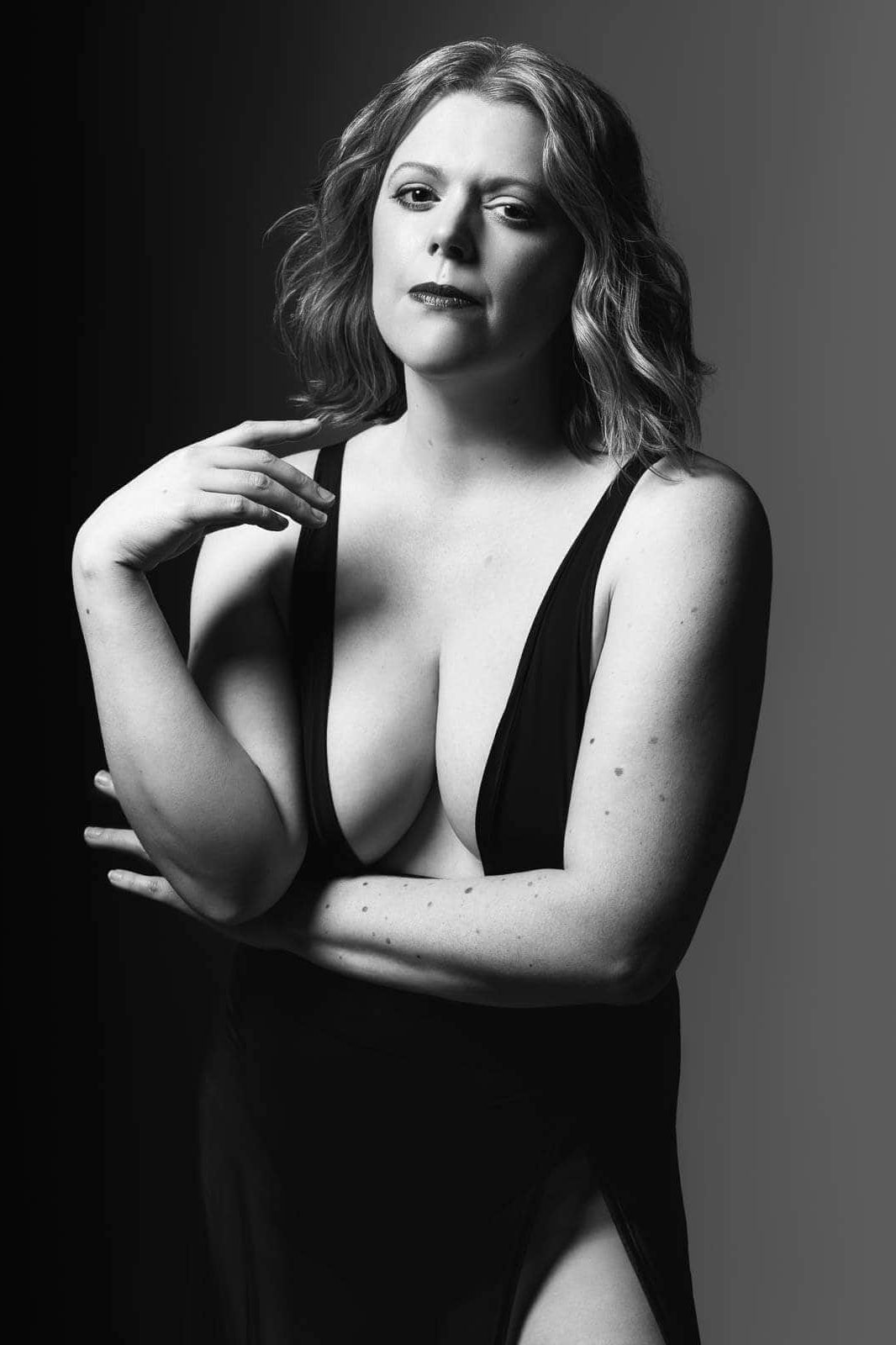 Siorna, a London boudoir photographer, in a black and white self-portrait.
