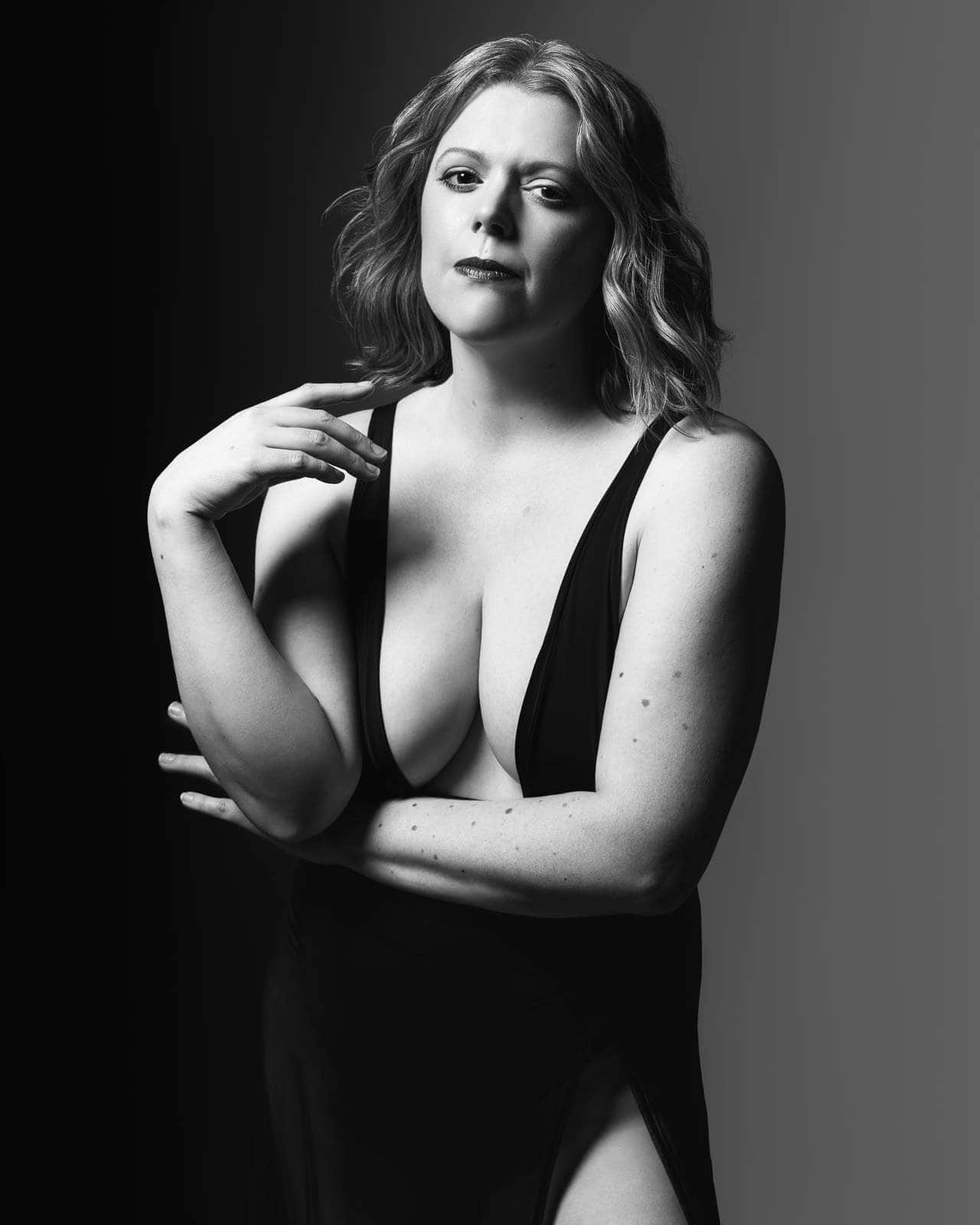 Siorna, a London boudoir photographer, in a black and white self-portrait.